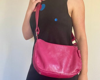 Borsa realizzata a mano in pelle rosa, trasformabile a spalla o crossbody