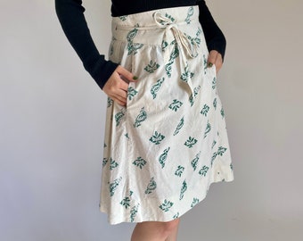 60s green stamped cotton wrap skirt | women's extra small or small