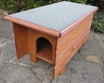 New wooden outside cat shelter, we only ship to uk mainland