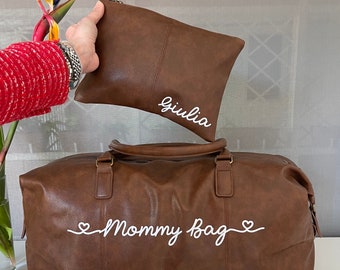 Borsone e pochette  in pelle sintetica marrone personalizzabile mommy bag e nome parto, nascita, regalo baby shower ospedale viaggi weekend