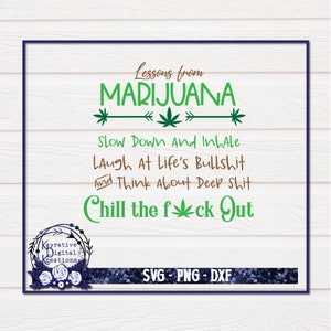 Puede incluir: Gráfico de hoja de marihuana verde con el texto "Lessons from Marijuana" y "Slow Down And Inhale Laugh At Life's Bullshit And Think About Deep Shit Chill the fck Out". El texto está en marrón y el fondo es un patrón de veta de madera.