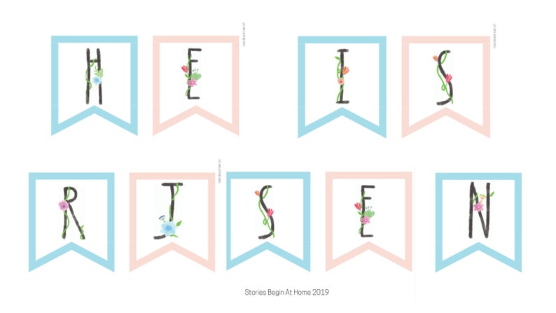 Puede incluir: Una pancarta imprimible con la palabra "HE IS RISEN" en letras negras con acentos florales. La pancarta est&aacute; compuesta por banderines azules y rosas alternados.
