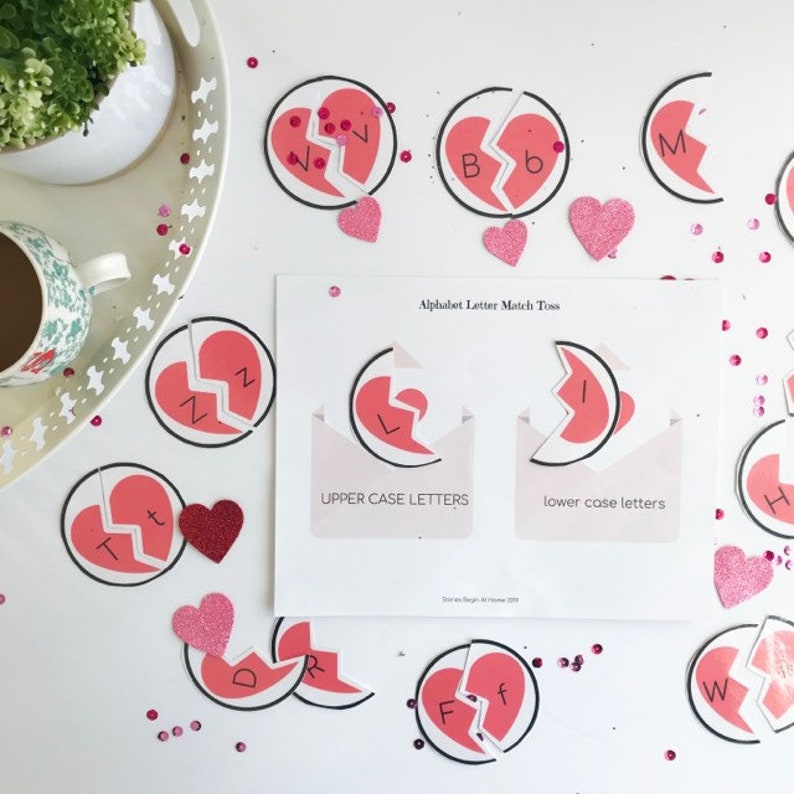 Puede incluir: Un juego de lanzamiento y coincidencia de letras del alfabeto imprimible con corazones rosas y purpurina rosa. El juego tiene letras may&uacute;sculas y min&uacute;sculas. El juego est&aacute; dise&ntilde;ado para ayudar a los ni&ntilde;os a aprender el alfabeto.