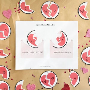 Puede incluir: Un juego de correspondencia de letras del alfabeto imprimible para ni&ntilde;os. El juego presenta corazones rosas y rojos con letras may&uacute;sculas y min&uacute;sculas. El juego se titula "Alphabet Letter Match Toss" e incluye el texto "Letras may&uacute;sculas" y "Letras min&uacute;sculas".