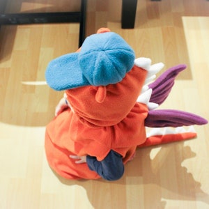 Drachenkostüm / Kostüm Drache mit lila Flügeln, weißen Zacken und blauen Hut für Kinder - Gr. 86/92