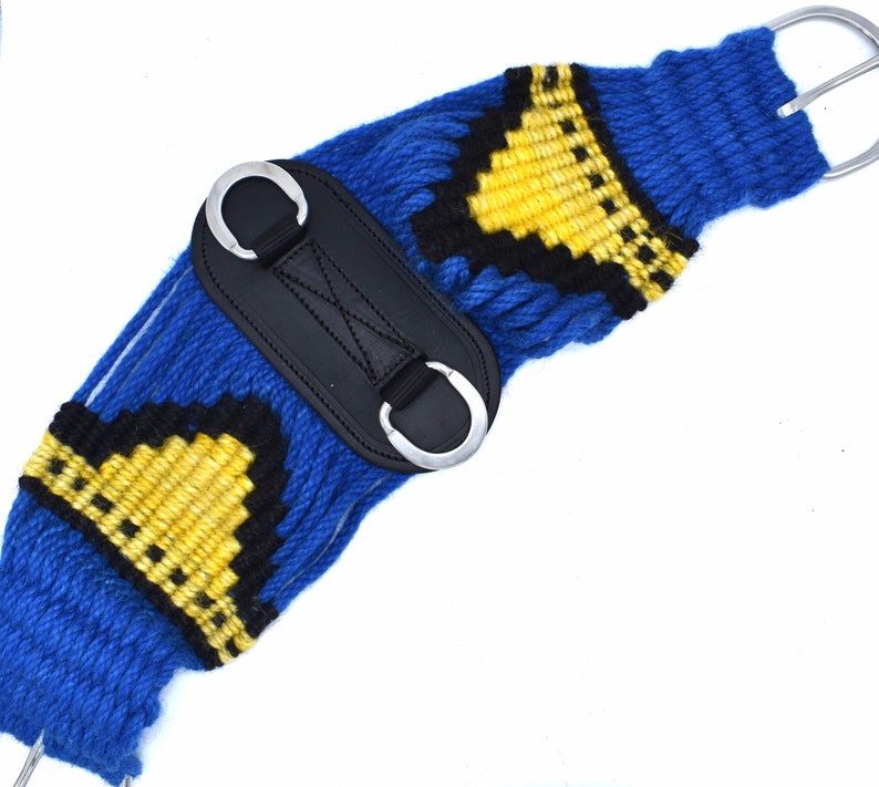 K&ouml;nnte beinhalten: Ein blauer, gewebter Pferdegurt mit schwarzen und gelben geometrischen Mustern. Der Gurt hat ein schwarzes Mittelst&uuml;ck aus Leder mit zwei silbernen D-Ringen und silbernen Beschl&auml;gen. F&uuml;r den Reitsport.