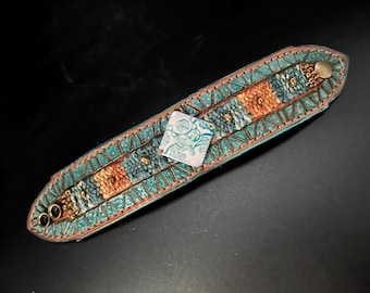 Pulsera de cuero tipo brazalete, con diseño de piedra trabajado a mano, tejida a mano. Regalo para él o ella.
