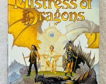 Könnte beinhalten: Buchcover von "Mistress of Dragons" von Margaret Weis. Es zeigt einen Drachen, drei Figuren und den Titel in goldfarbenen Buchstaben. Der Hintergrund umfasst Berge und einen Thron.
