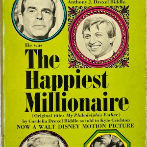 Könnte beinhalten: Vintage Taschenbuchcover für "The Happiest Millionaire" mit Porträts in kreisförmigen Rahmen. Der Titel steht in großen schwarzen Buchstaben auf einem lindgrünen Hintergrund. Das Cover enthält auch Text über den Autor des Buches und dass es jetzt ein Disney-Film ist.
