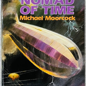 Puede incluir: Portada del libro "The Nomad of Time" de Michael Moorcock. La ilustraci&oacute;n muestra un dirigible morado y dorado contra un cielo oscuro y tormentoso con rel&aacute;mpagos. El t&iacute;tulo est&aacute; en letras moradas grandes.