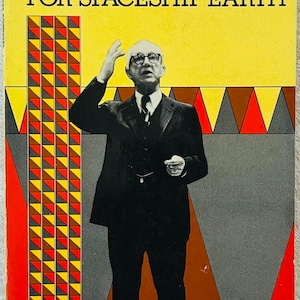 Puede incluir: Una portada de libro titulada R. Buckminster Fuller Operating Manual for Spaceship Earth. La portada presenta una fotografía en blanco y negro de una persona con traje sobre un fondo amarillo con una columna vertical de triángulos rojos, amarillos y grises.