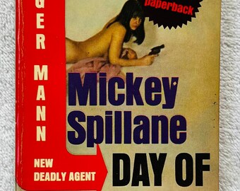 MICKEY SPILLANE - The Day Of the Guns - 1965 First Printing Signet Paperback