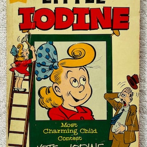 Può includere: Copertina di fumetto vintage di "Little Iodine" di Jimmy Hatlo. La copertina presenta un'illustrazione a cartoni animati di una ragazzina con capelli biondi ricci, un vestito rosso e la scritta "Vote for Iodine". Il fumetto è una prima edizione, al prezzo di 25¢.