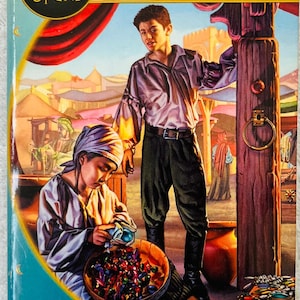 以下が含まれることがあります： タモーラ・ピアース著『The Circle Opens: Street Magic』のブックカバー。イラストには、明るいシャツと暗いズボンを着た人物が木の柱のそばに立ち、もう一人の人物が近くで色とりどりの宝石を木製のボウルに選別している様子が描かれています。