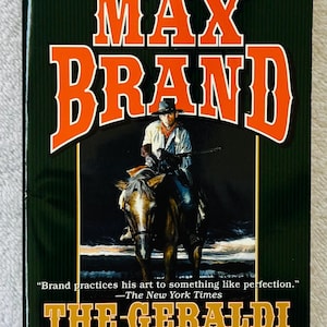 Puede incluir: Portada de libro de bolsillo de "The Geraldi Trail" de Max Brand. La portada presenta un vaquero a caballo, con el título en letras grandes de color naranja. El fondo es verde oscuro con texto blanco.