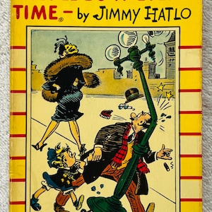 Può includere: Libro tascabile vintage intitolato "They'll Do It Every Time" di Jimmy Hatlo. La copertina presenta un'illustrazione a fumetti colorata con un bordo giallo e il testo "NEW!" e "AVON POCKET-SIZE BOOK".