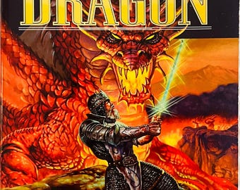 以下が含まれることがあります： エド・グリーンウッドとトロイ・デニングによる「Forgotten Realms Cormyr Saga Book III」の一部である「Death of the Dragon」というタイトルのペーパーバック。表紙には、赤いドラゴンの前で光る剣を構えた鎖帷子の鎧を着た騎士が描かれています。