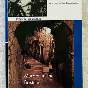 Può includere: Copertina del libro "Murder in the Bastille" di Cara Black. La copertina presenta una donna con la mano sugli occhi, un vicolo in pietra e il testo "An Aimée Leduc Investigation."