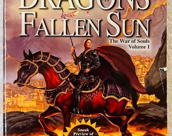 Könnte beinhalten: Ein Taschenbuch mit dem Titel Dragons of a Fallen Sun, The War of Souls Volume I von Margaret Weis und Tracy Hickman. Das Cover zeigt einen Krieger in dunkler Rüstung auf einem roten Pferd vor einer feurigen Berglandschaft.
