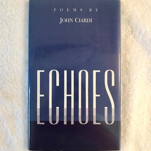 Puede incluir: Un libro de tapa dura titulado "Echoes" de John Ciardi. La portada es principalmente azul oscuro con el título en letras blancas grandes. El nombre del autor y las palabras "Poems By" están en texto blanco más pequeño.