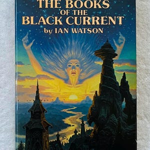 Puede incluir: Portada del libro "The Books of the Black Current" de Ian Watson. Presenta una ilustraci&oacute;n surrealista con el rostro y los brazos de una mujer emergiendo de una puesta de sol, sobre un paisaje oscuro y fant&aacute;stico y un cielo estrellado.