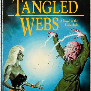 Könnte beinhalten: Ein Taschenbuch mit dem Titel Tangled Webs von Elaine Cunningham aus der Reihe Forgotten Realms. Das Cover zeigt eine grünhäutige Figur mit langem weißem Haar und ein rosahäutiges Wesen mit Tentakeln, die beide magische Energie wirken.