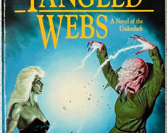 Może przedstawiać: Książka w miękkiej oprawie zatytułowana Tangled Webs autorstwa Elaine Cunningham z serii Forgotten Realms. Okładka przedstawia zielonoskórą postać z długimi białymi włosami oraz różowoskóre stworzenie z mackami, rzucające magię.