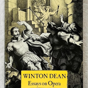 Puede incluir: Portada de libro con una ilustración en blanco y negro que representa una escena histórica con figuras vestidas de época. El título "Essays on Opera" de Winton Dean está en una pancarta amarilla.