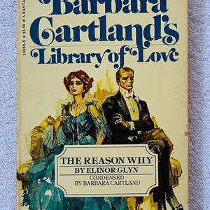 Puede incluir: Un libro de bolsillo vintage titulado "Barbara Cartland's Library of Love" con el título del libro "The Reason Why" de Elinor Glyn. La portada presenta ilustraciones de un hombre y una mujer con vestimenta de época.