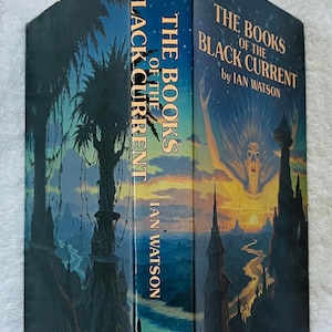Puede incluir: Un libro de tapa dura titulado "The Books of the Black Current" de Ian Watson. El lomo muestra el t&iacute;tulo y el nombre del autor. La portada presenta un paisaje surrealista con una figura y torres.