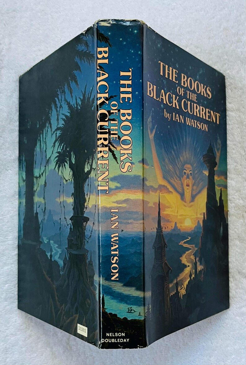 Puede incluir: Un libro de tapa dura titulado "The Books of the Black Current" de Ian Watson. El lomo muestra el t&iacute;tulo y el nombre del autor. La portada presenta un paisaje surrealista con una figura y torres.