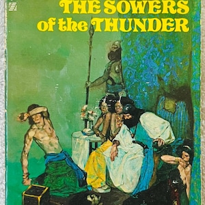 Könnte beinhalten: Vintage Taschenbuchcover für "The Sowers of the Thunder" von Robert E. Howard. Das Cover zeigt eine farbenfrohe Illustration einer Conan-Szene mit Figuren in verschiedenen Outfits. Das Buch ist eine Sonderausgabe mit Illustrationen.