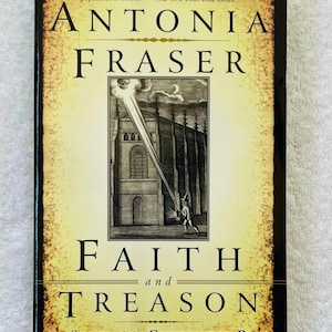 Op de afbeelding: Een hardcover boek getiteld "Faith and Treason" van Antonia Fraser. De omslag toont een sepia-getinte illustratie van een gebouw met een lichtstraal en een figuur. De titel en de naam van de auteur staan in grote, vette letters. De ondertitel is "The Story of the Gunpowder Plot."
