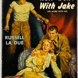 Può includere: Un libro tascabile vintage intitolato Hell-Bent With Jake di Russell La Due. La copertina presenta un'illustrazione di un uomo in maglietta bianca in piedi sopra un uomo e una donna seduti. Lo sfondo è scuro con accenti rossi e testo giallo.