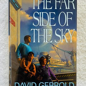 Puede incluir: Un libro de tapa dura titulado "THE FAR SIDE OF THE SKY" de David Gerrold. La portada muestra tres figuras con ropa futurista, con un paisaje urbano y un gran planeta de fondo. El libro está en buen estado.