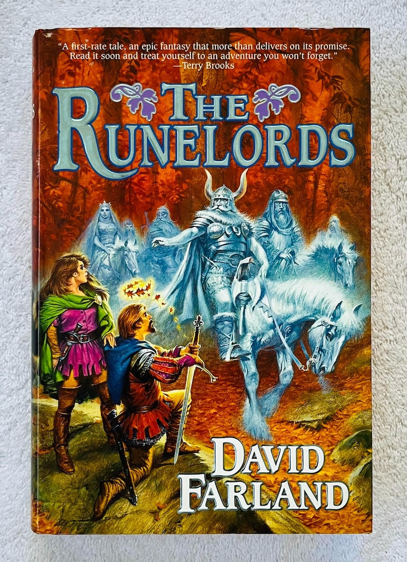 Pode incluir: Capa do livro "The Runelords" de David Farland. A arte da capa retrata uma cena de fantasia com figuras a cavalo, um guerreiro ajoelhado e o t&iacute;tulo em letras grandes e estilizadas. O fundo &eacute; uma mistura de laranja e castanho.
