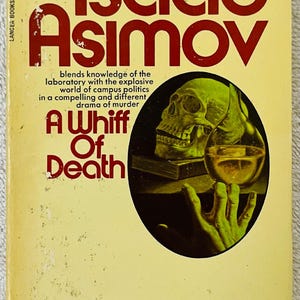 Puede incluir: Portada de libro de bolsillo vintage de "A Whiff of Death" de Isaac Asimov. El nombre del autor está en rojo, con el título debajo. Una ilustración circular muestra una calavera y una mano sosteniendo un vaso.