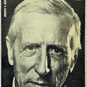 Könnte beinhalten: Vintage Buchcover mit einem Porträt eines Mannes. Der Titel "TEILHARD DE CHARDIN" ist in Türkis gehalten, darunter "A New Synthesis of Evolution". Der Name des Autors, Joseph V. Kopp, steht seitlich. Der Preis beträgt 75c.