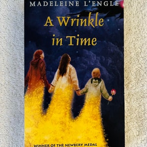 MADELEINE L'ENGLE - A Wrinkle In Time - Paperback Fantasy Classic
