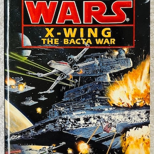 Op de afbeelding: Boekomslag van "Star Wars: X-Wing: The Bacta War" door Michael A. Stackpole. De afbeelding toont een ruimtegevecht met X-wing-jagers, explosies en een groot ruimteschip tegen een donkere achtergrond.