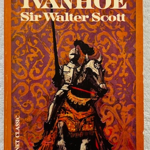 Puede incluir: Portada de libro de bolsillo vintage de "Ivanhoe" de Sir Walter Scott. La portada presenta un caballero a caballo con una lanza, sobre un fondo con un diseño en naranja y morado. El título y el nombre del autor son prominentes.