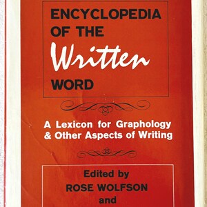 Op de afbeelding: Een boek getiteld Encyclopedia of the Written Word door Klara G. Roman, geredigeerd door Rose Wolfson en Maurice Edwards. De kaft is oranje met witte en zwarte tekst, inclusief de ondertitel A Lexicon for Graphology & Other Aspects of Writing.