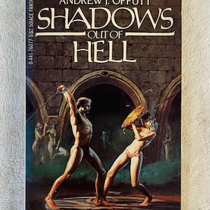 Może przedstawiać: Okładka książki w miękkiej oprawie "Shadows Out of Hell" autorstwa Andrew J. Offutta. Okładka przedstawia dwie postacie w scenie walki, z białym tytułem. Książka jest częścią serii "War of the Gods on Earth".
