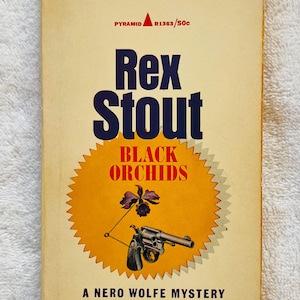 Puede incluir: Portada de libro de bolsillo vintage de "Black Orchids" de Rex Stout. La portada presenta el nombre del autor en azul, el título en rojo y una ilustración de un revólver y orquídeas.