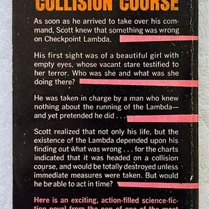 Puede incluir: Contraportada de un libro de bolsillo vintage titulado "COLLISION COURSE" en letras naranjas. La cubierta negra presenta texto descriptivo sobre la novela de ciencia ficci&oacute;n, con una franja horizontal roja.