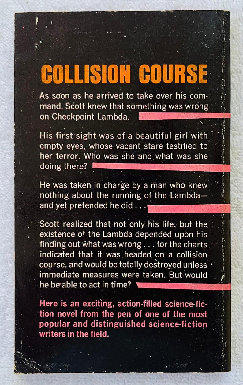 Puede incluir: Contraportada de un libro de bolsillo vintage titulado "COLLISION COURSE" en letras naranjas. La cubierta negra presenta texto descriptivo sobre la novela de ciencia ficci&oacute;n, con una franja horizontal roja.