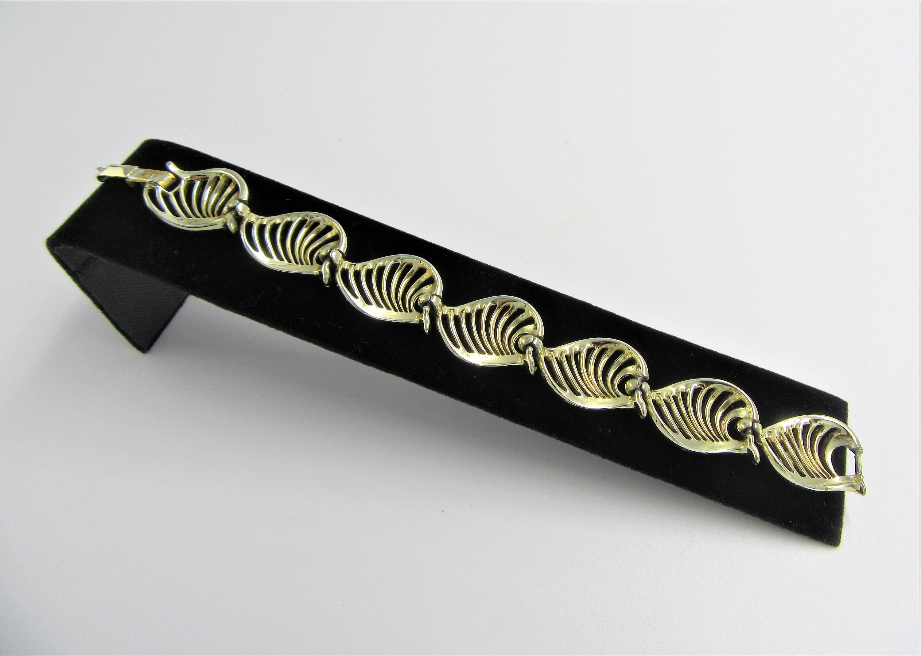 Vintage Coro Gold Tone Shell Bracelet: 1960s Costume Jewelry  display picture 3