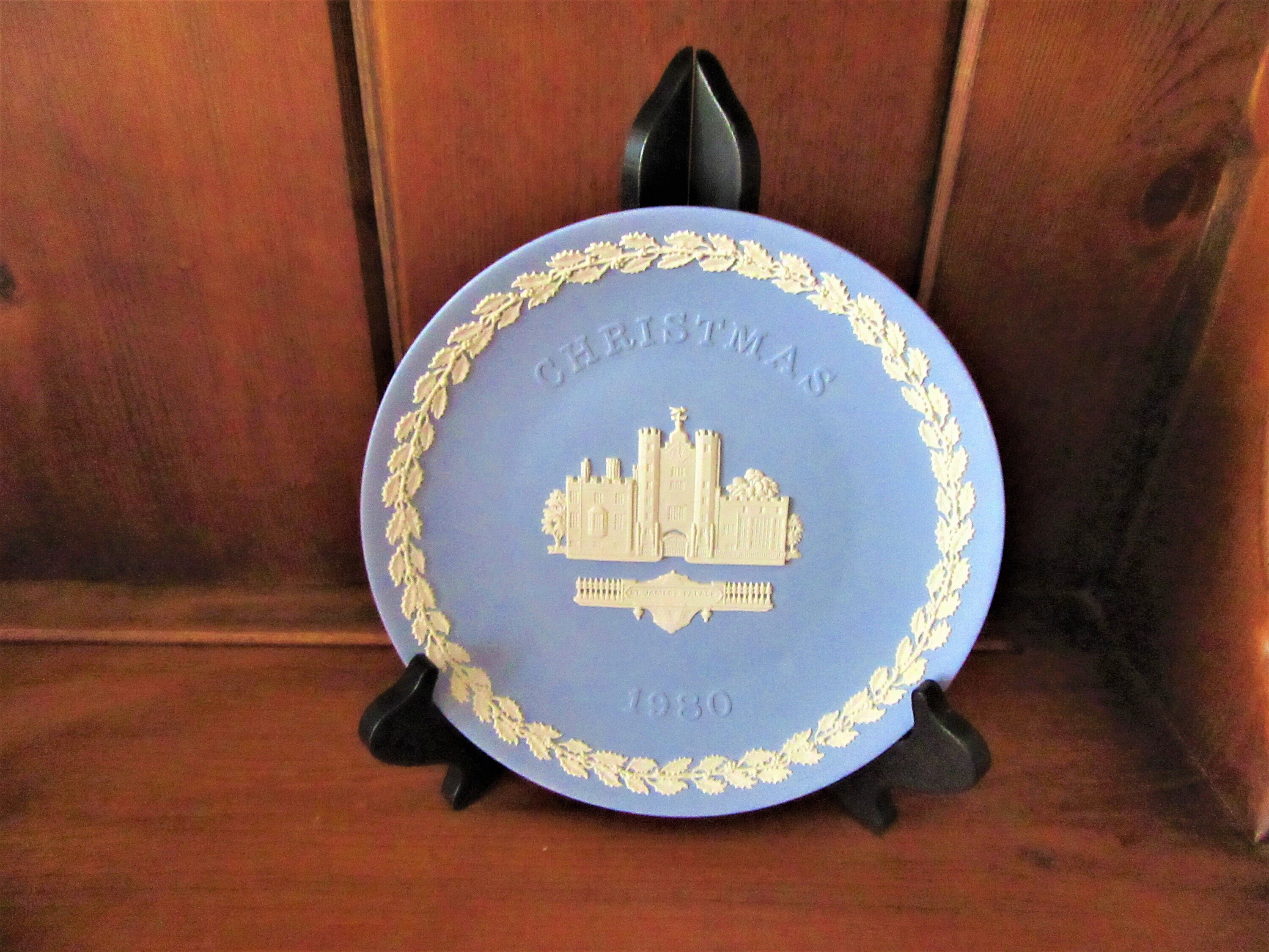 1980 Wedgwood Jasperware Christmas Plate: St James's Palace, Blue
