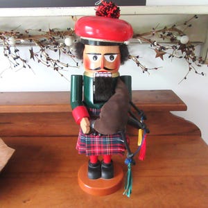 ドイツ　Alte Volkskunst Kreuzstich Volkskunst Figure - Etsy