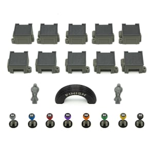 以下が含まれることがあります： 灰色のプラスチック製のランプが10個、灰色のプラスチック製の車が2台、カラフルなギアシフトノブが8個、黒いタイヤアーチに「FINISH」と印刷されたものがあります。